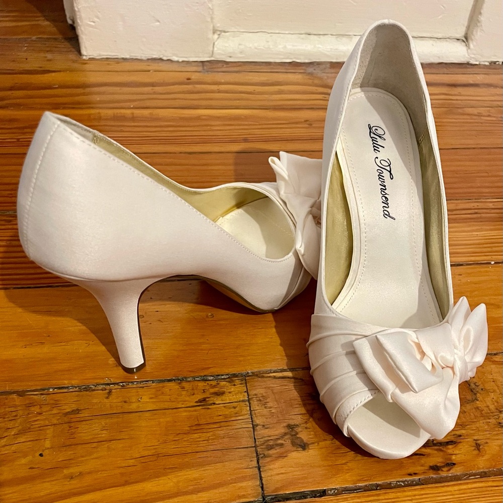 Lulu Townsend Off White Satin Pumps With Now Detail